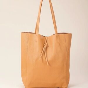 Uno allá Volta Leather Knot-Detail Tote in Camel